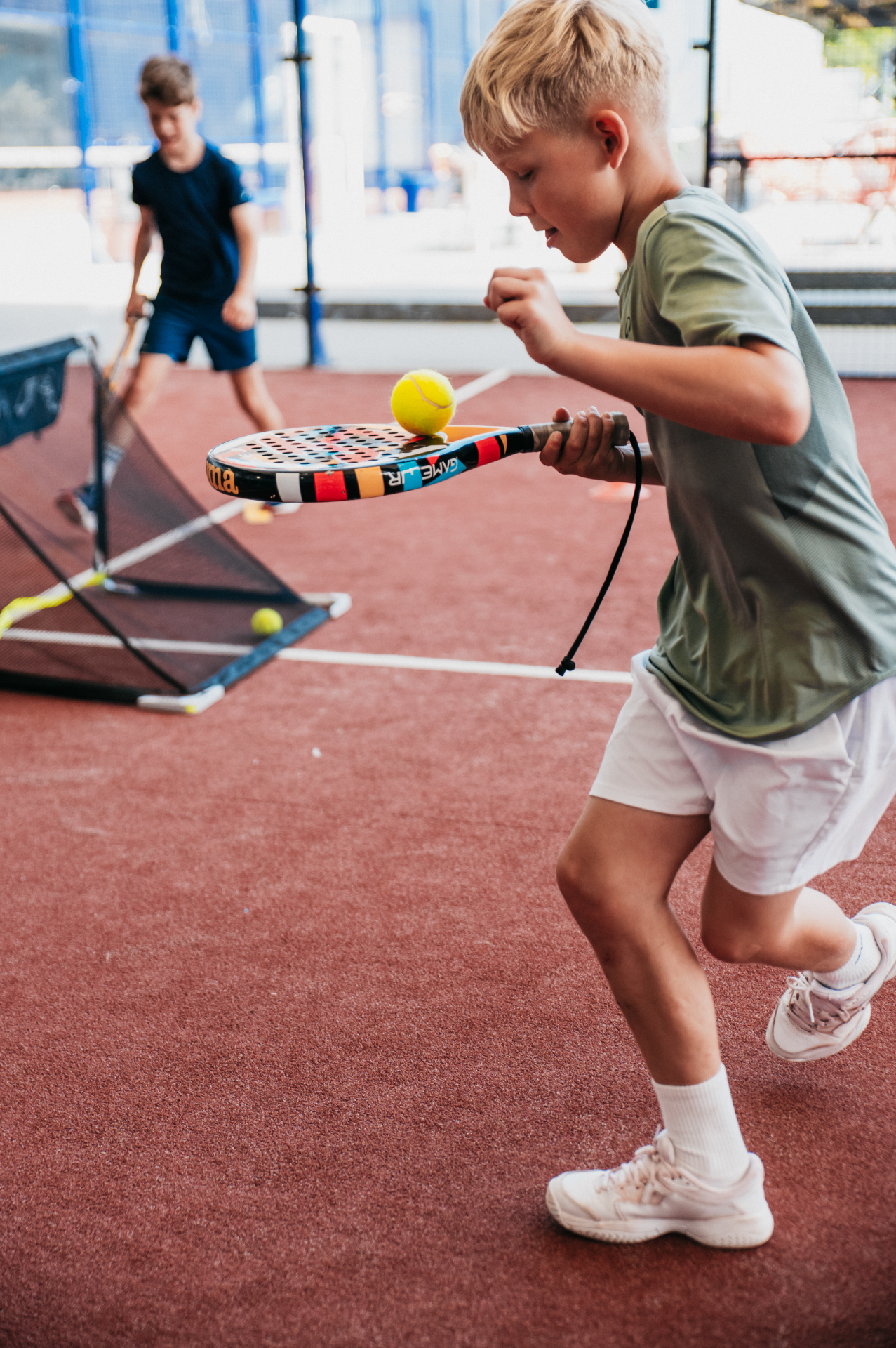 Jonge padelspeler in actie